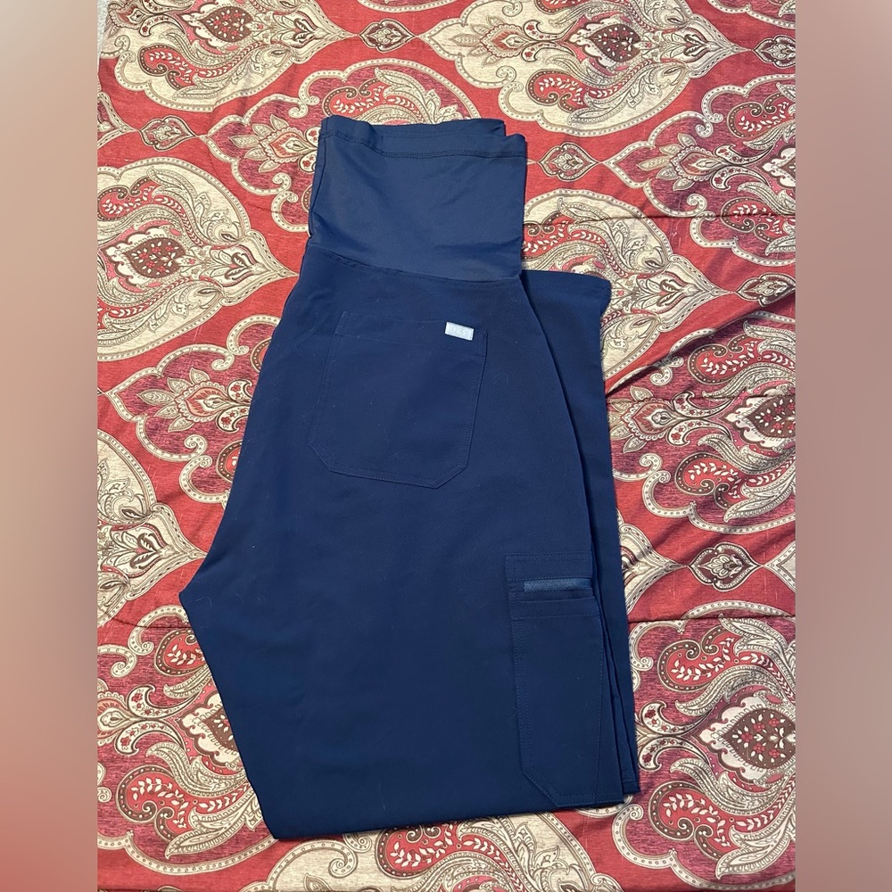 Figs Maternity scrub pant in a size XL